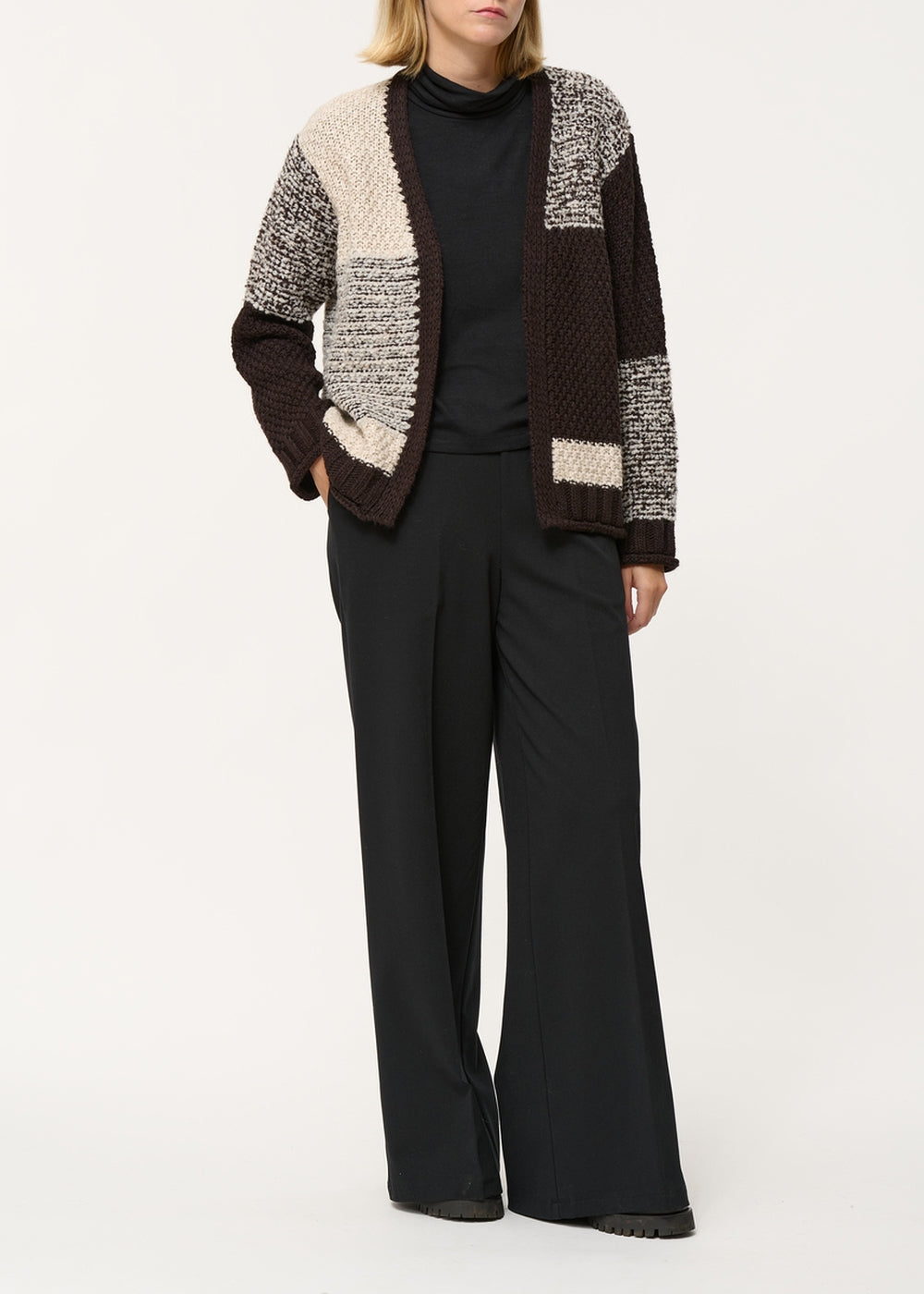 Chaleco beige y marrón abierto amplio con motivo gráfico