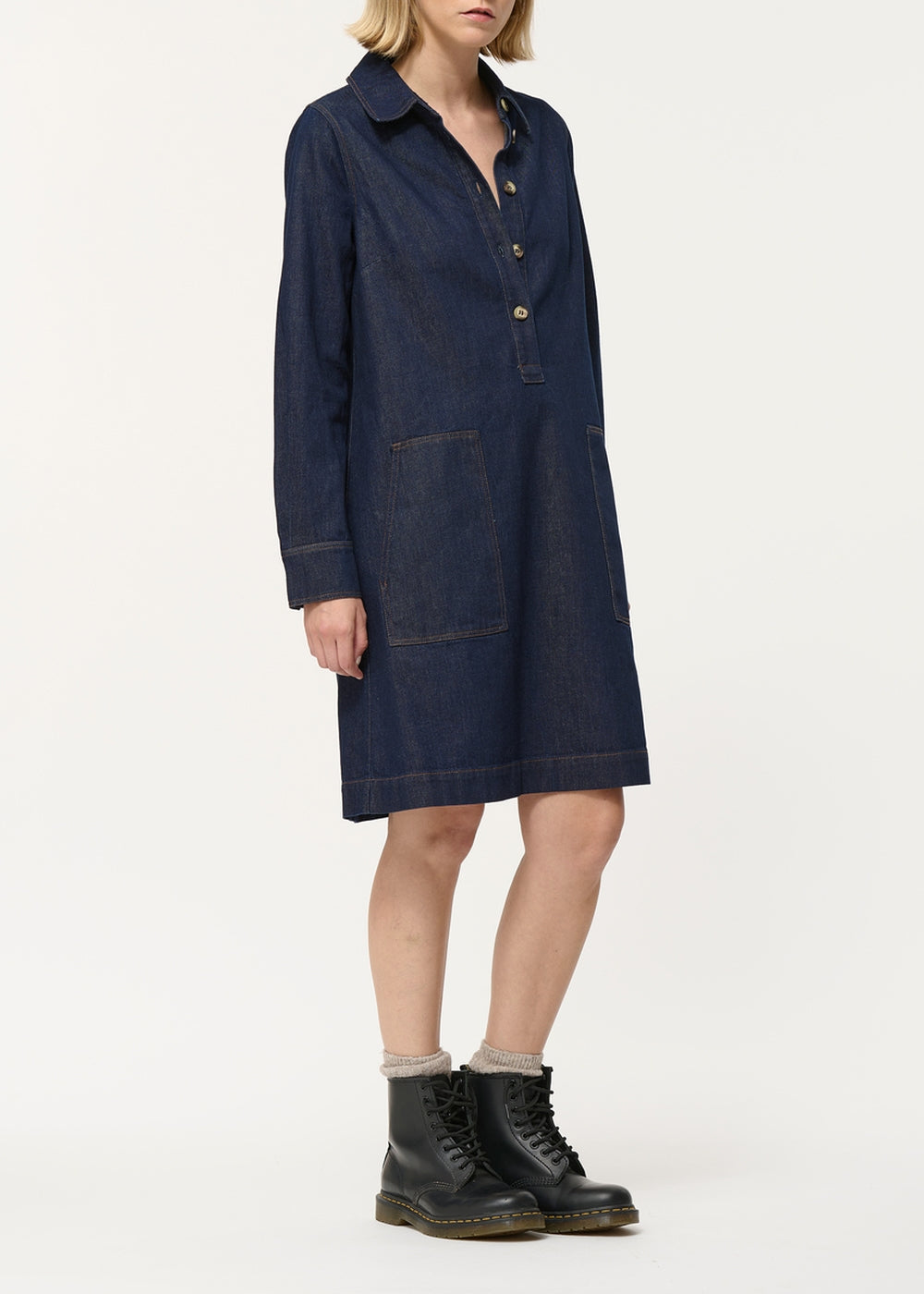 Vestido corto trapecio azul en denim suave