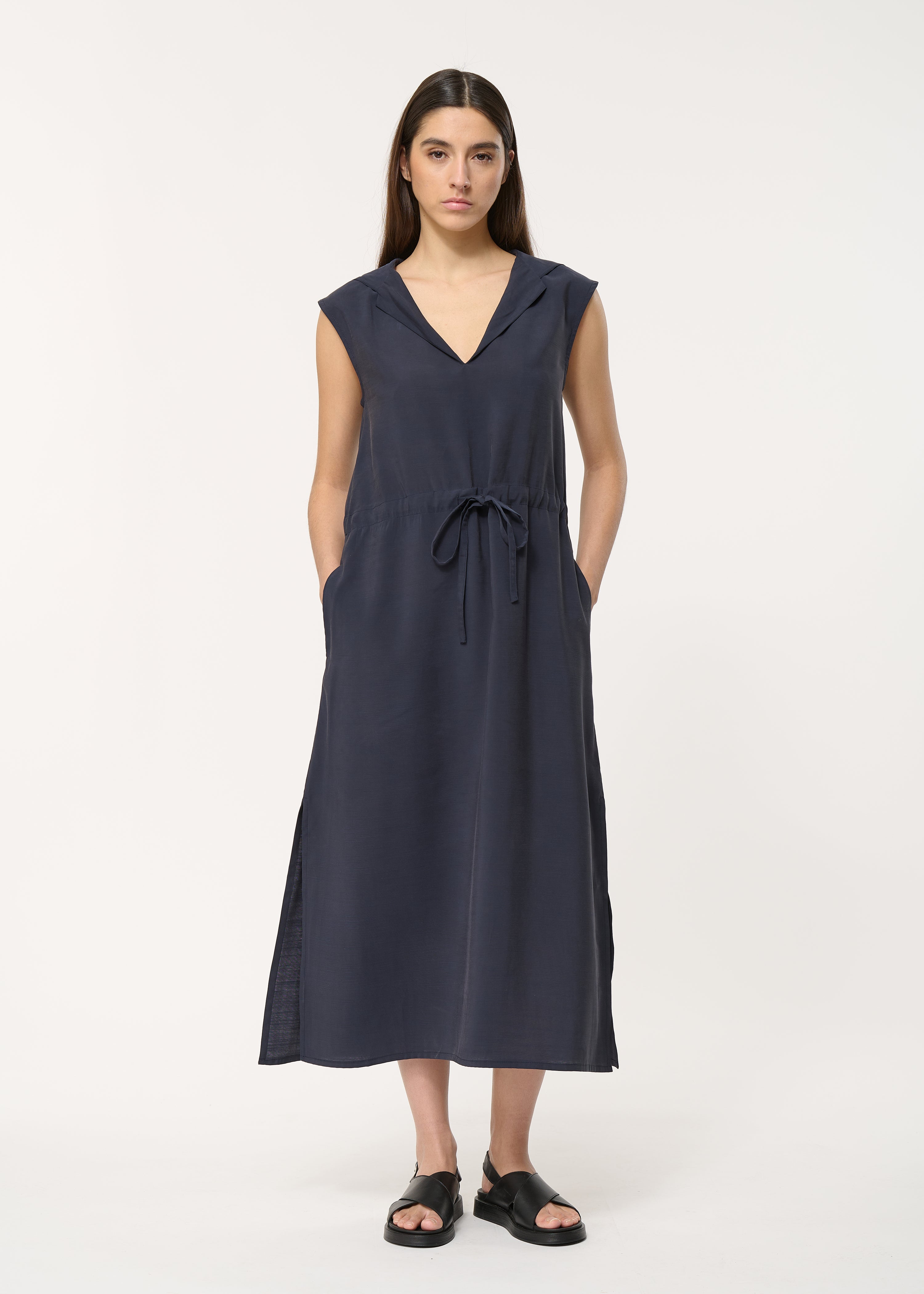 Robe à capuche en viscose texturée - MARINE#couleur_MARINE