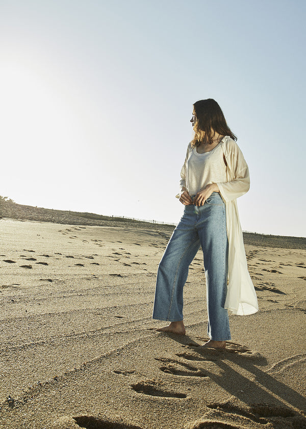 High-waisted light flare jeans in organic cotton