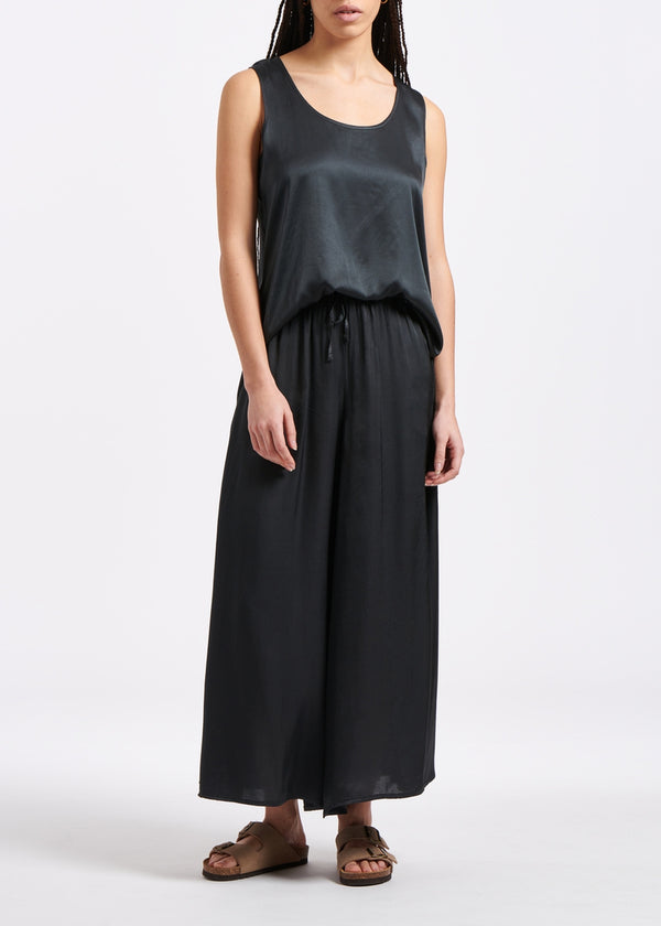 Pantalone gonna culotte fluido verde profondo in satin di viscosa