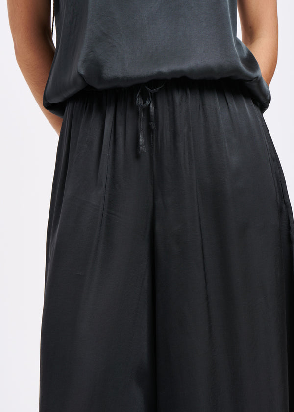 Pantalon jupe culotte fluide vert profond en satin de viscose - SCARABEE#couleur_SCARABEE