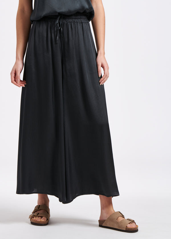 Pantalon jupe culotte fluide vert profond en satin de viscose - SCARABEE#couleur_SCARABEE