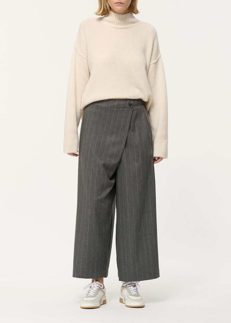 Pantalone largo grigio asimmetrico a sottili righe