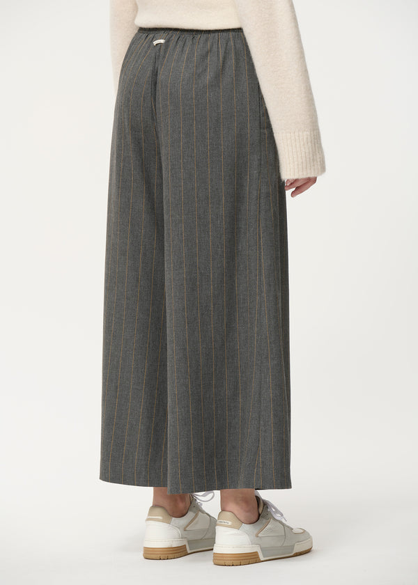 Pantalon large gris asymétrique à fines rayures - ACIER#couleur_ACIER