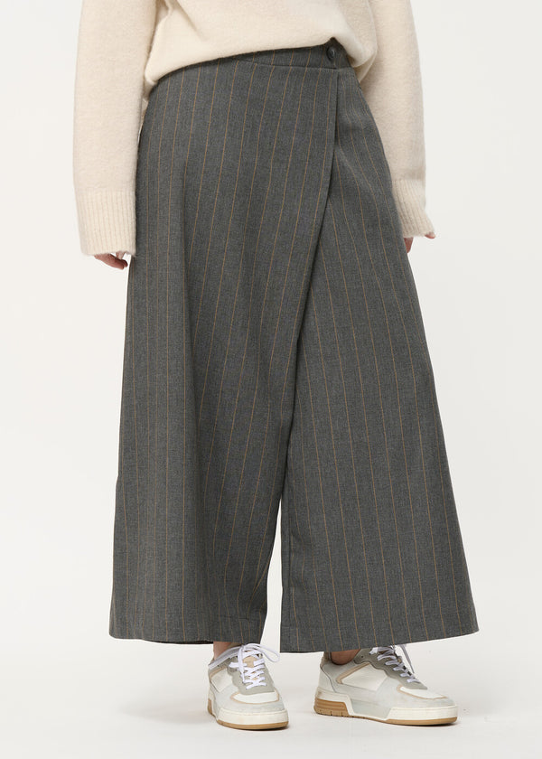 Pantalon large gris asymétrique à fines rayures - ACIER#couleur_ACIER