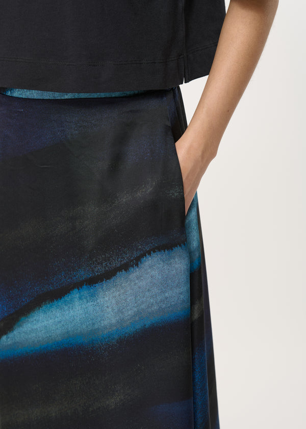 Jupe longue bleu marine en satin à imprimé tie & dye - MARINE#couleur_MARINE