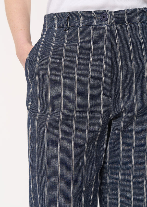 Pantalon bleu coupe carotte à rayures - DENIM#couleur_DENIM