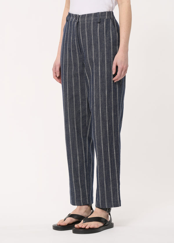 Pantalon bleu coupe carotte à rayures - DENIM#couleur_DENIM