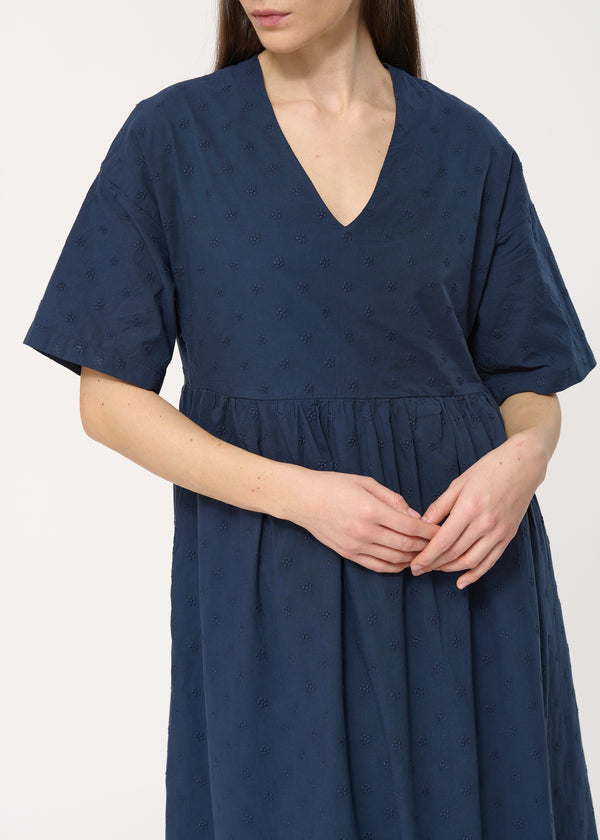 Robe cintrée oversize bleu marine en voile de coton brodé - MARINE#couleur_MARINE