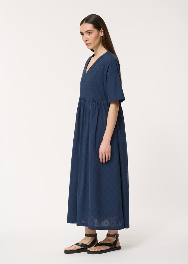 Robe cintrée oversize bleu marine en voile de coton brodé - MARINE#couleur_MARINE