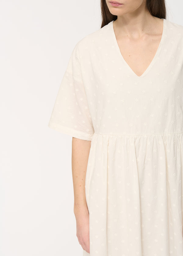 Robe cintrée oversize blanche en voile de coton brodé - ECRU#couleur_ECRU
