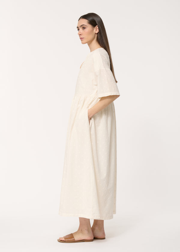 Robe cintrée oversize blanche en voile de coton brodé - ECRU#couleur_ECRU