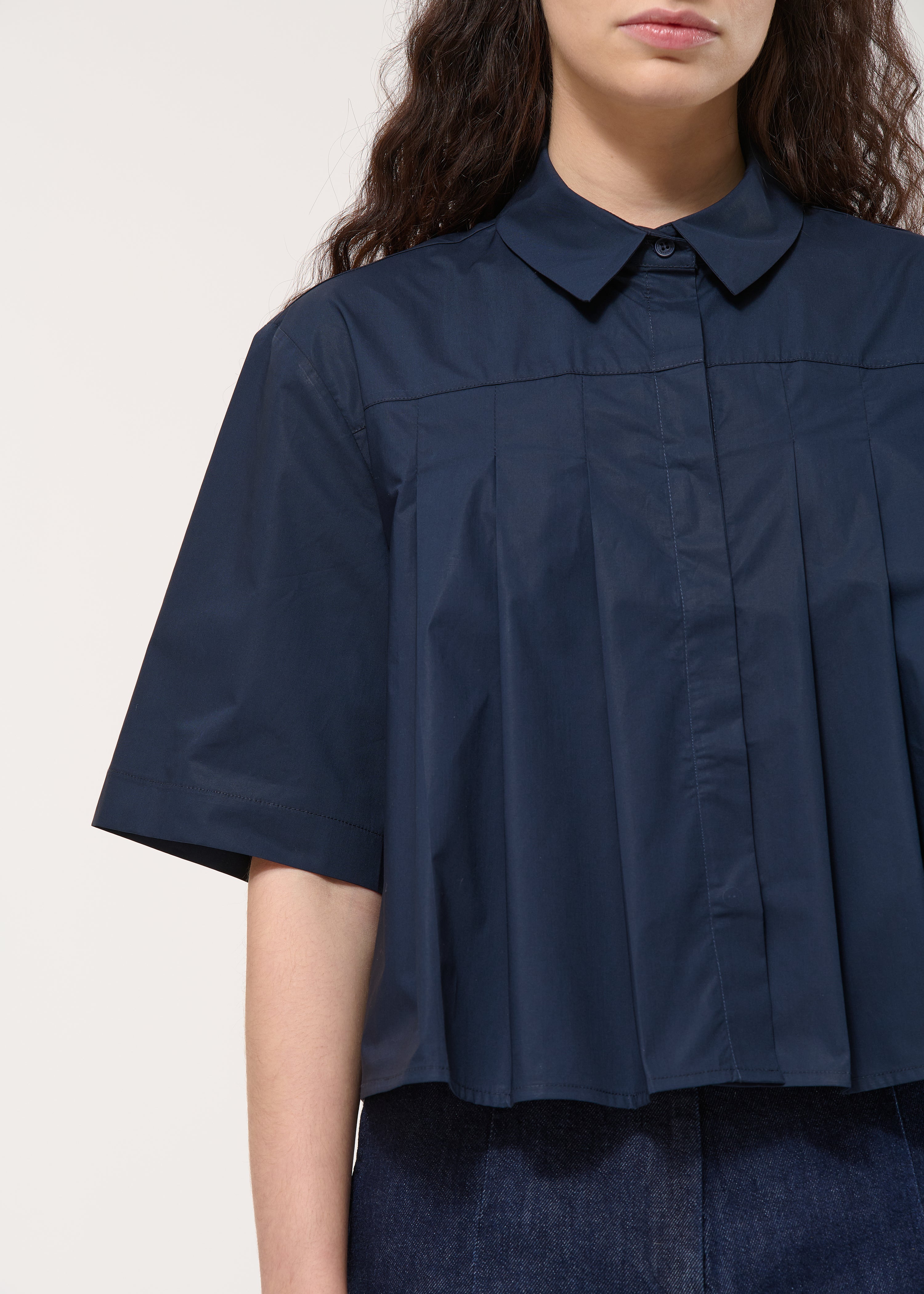 Chemise bleu foncé plissée en popeline de coton - NAVY#couleur_NAVY