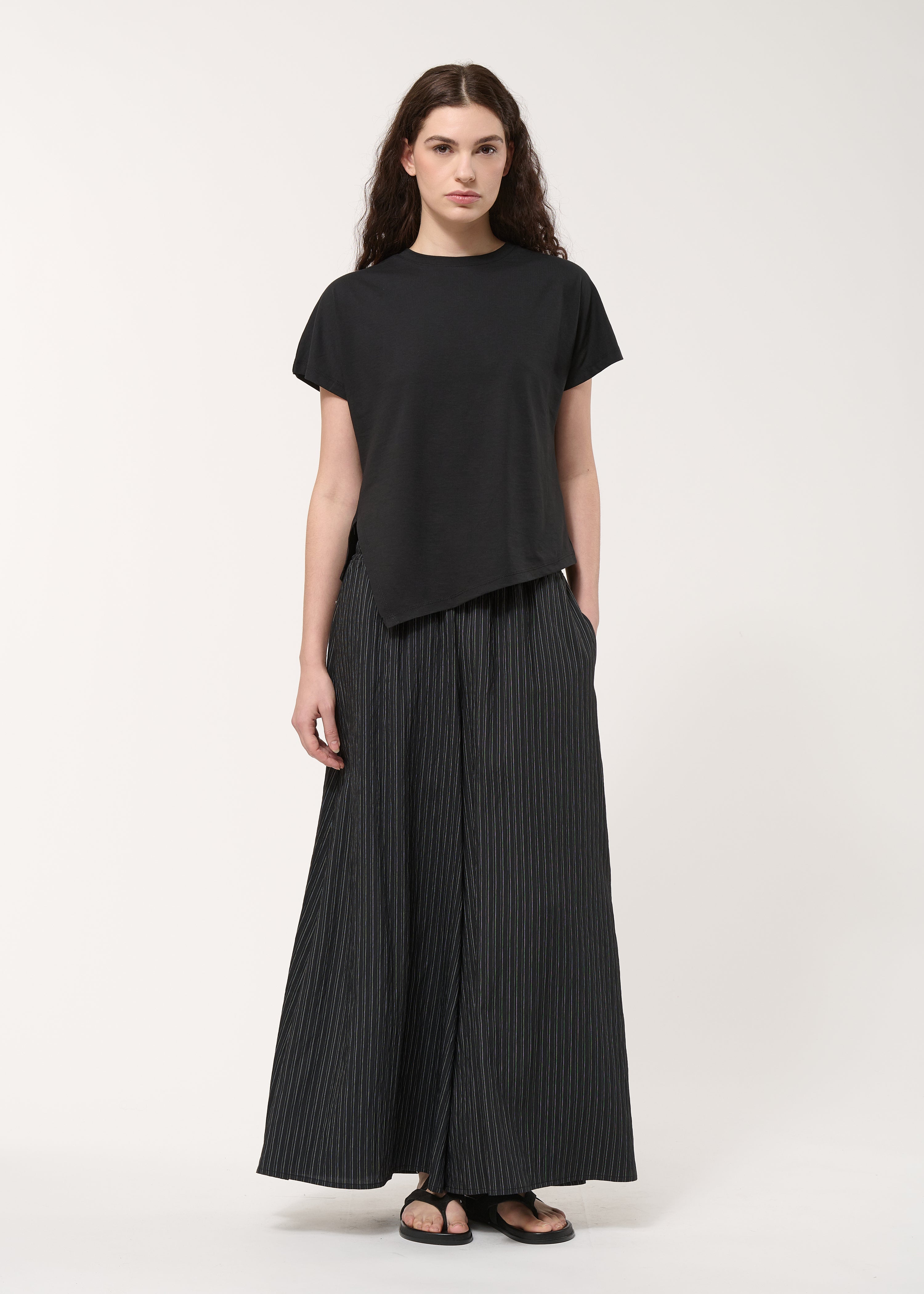 T-shirt asymétrique noir en coton biologique - NOIR#couleur_NOIR