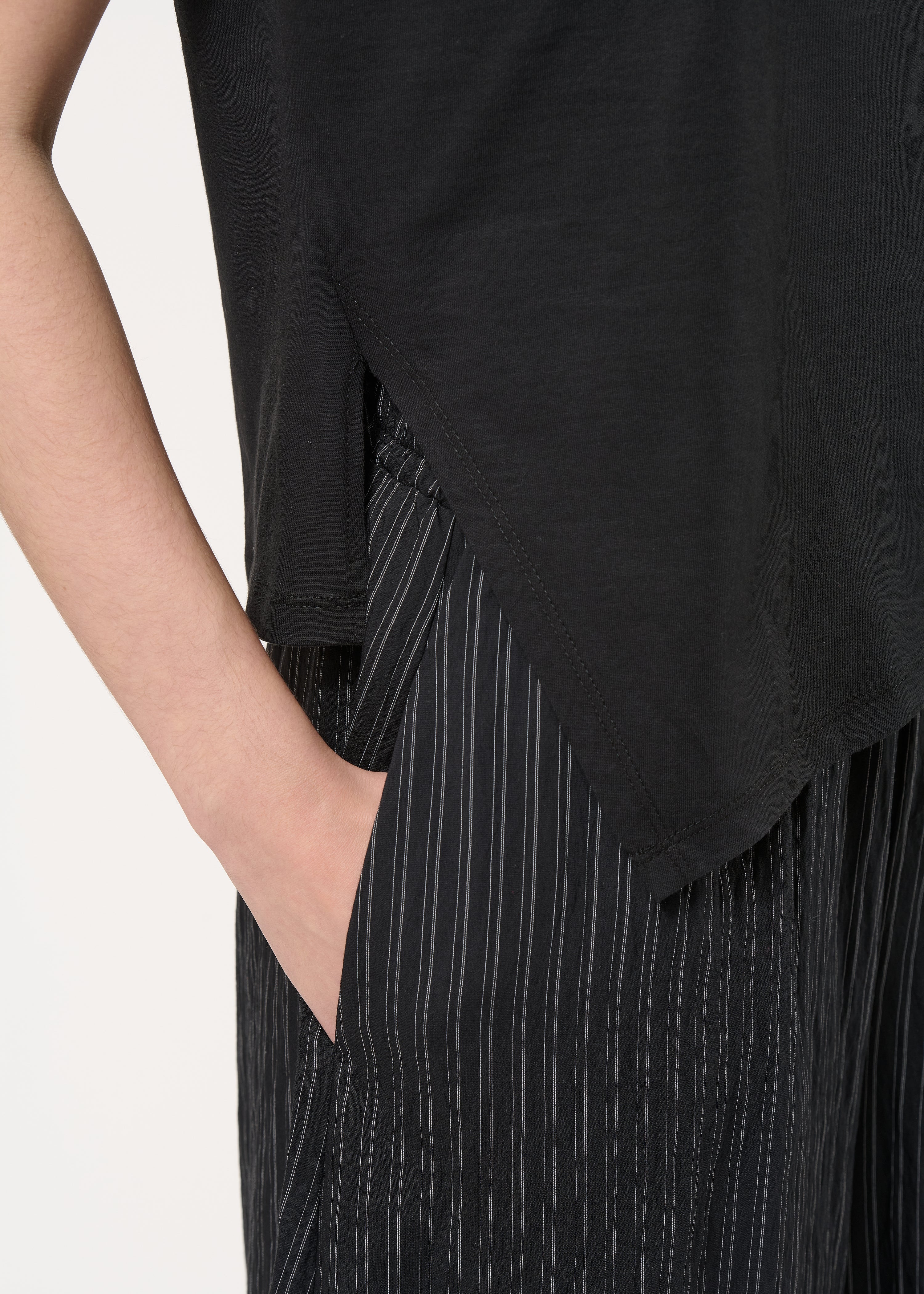 T-shirt asymétrique noir en coton biologique - NOIR#couleur_NOIR