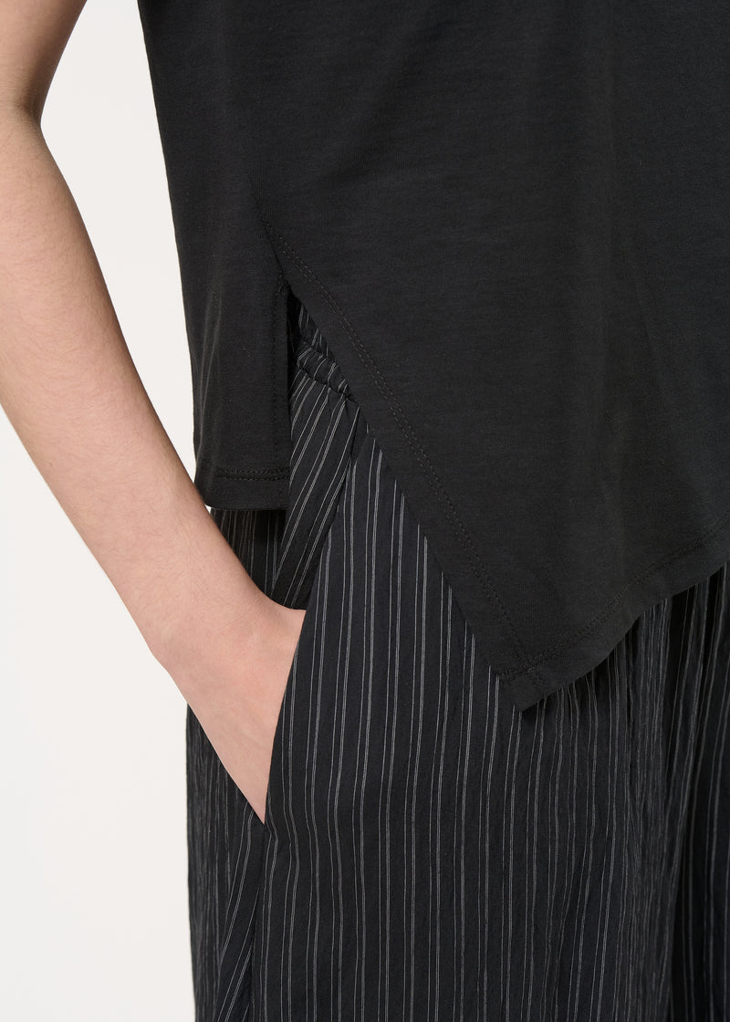 T-shirt asymétrique noir en coton biologique - NOIR#couleur_NOIR