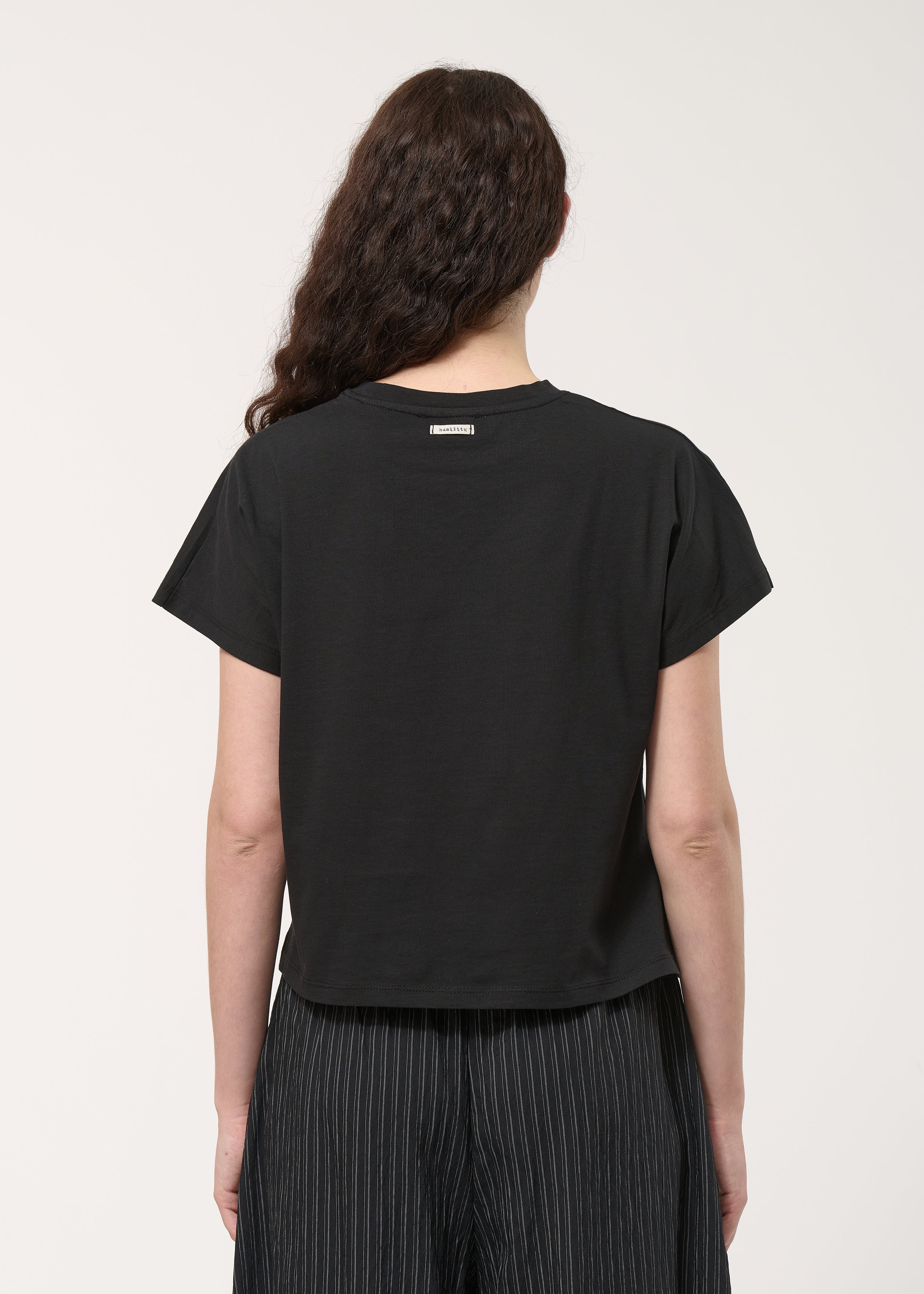 T-shirt asymétrique noir en coton biologique - NOIR#couleur_NOIR