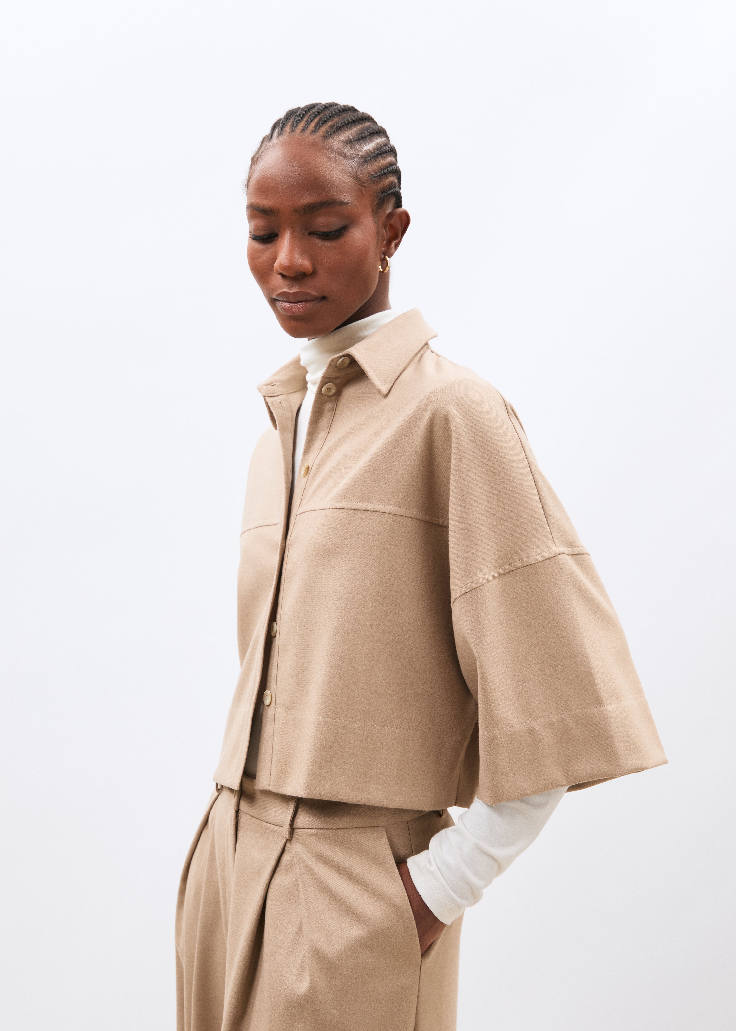 Chemise courte oversize beige en flanelle - SABLE#couleur_SABLE