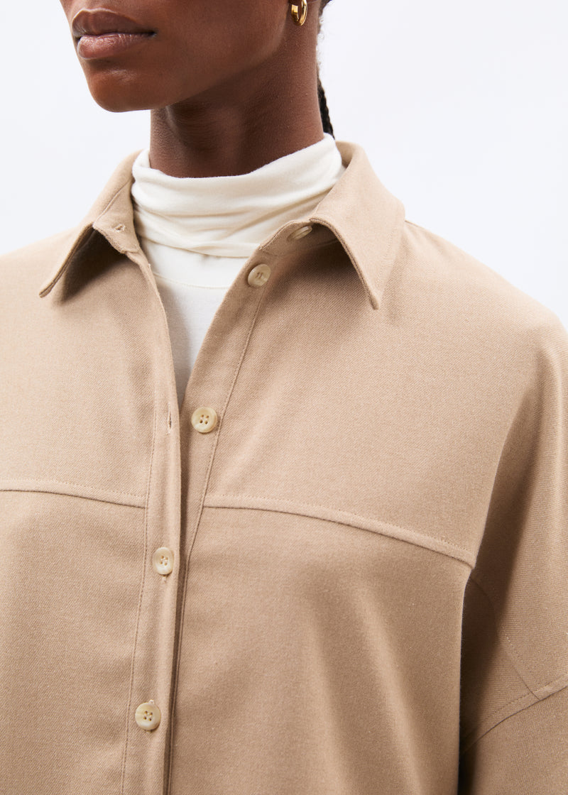 Chemise courte oversize beige en flanelle - SABLE#couleur_SABLE