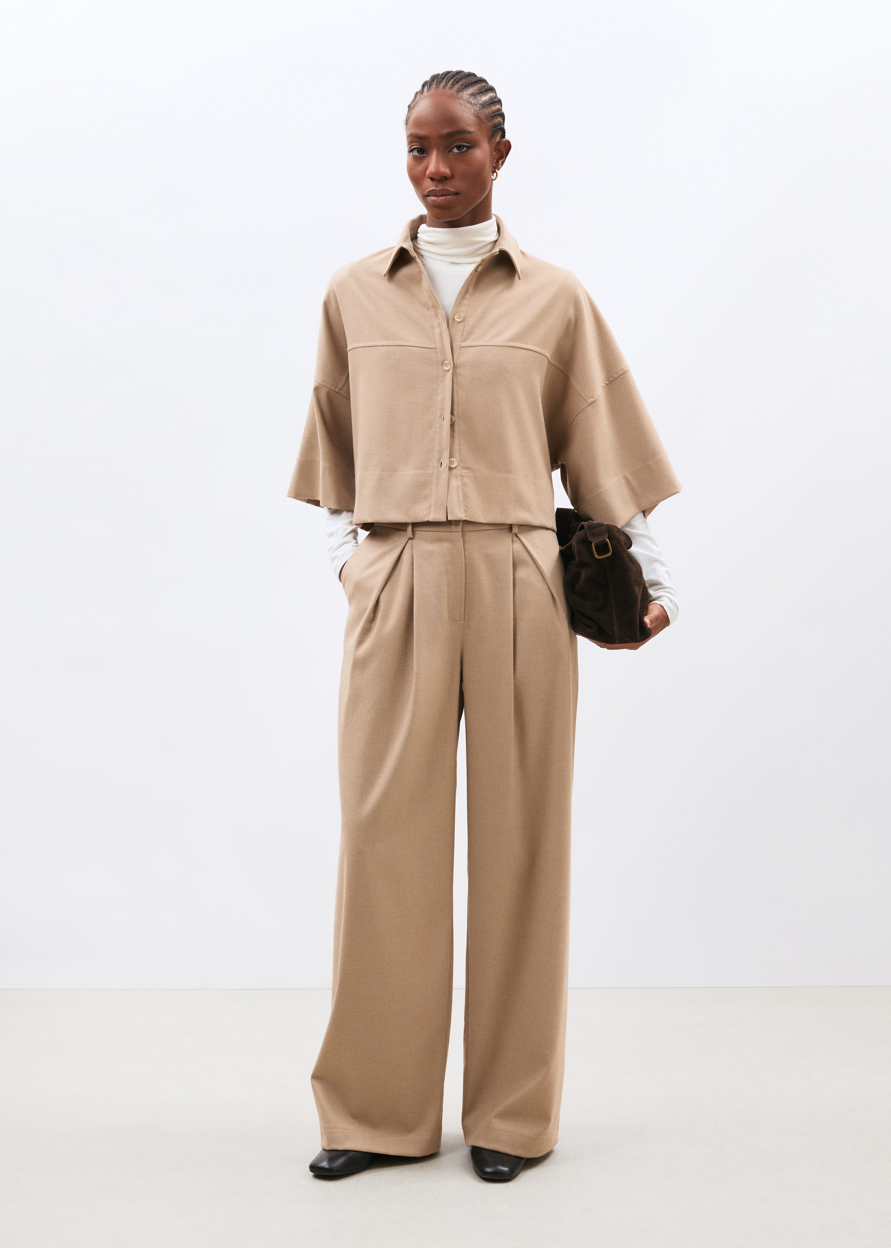 Chemise courte oversize beige en flanelle - SABLE#couleur_SABLE