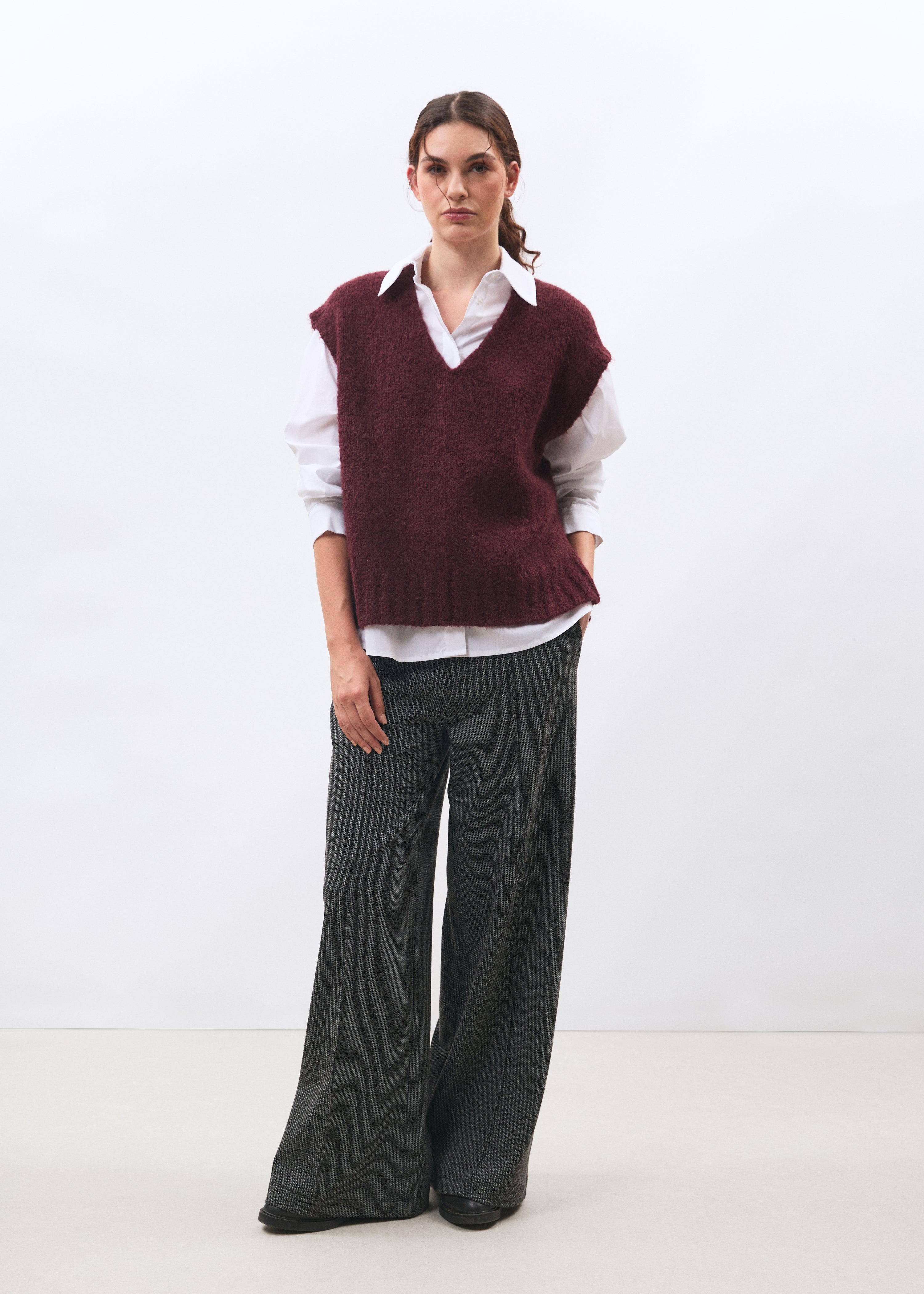 Pull bordeaux sans manches en maille bouclette col V - BORDEAUX#couleur_BORDEAUX