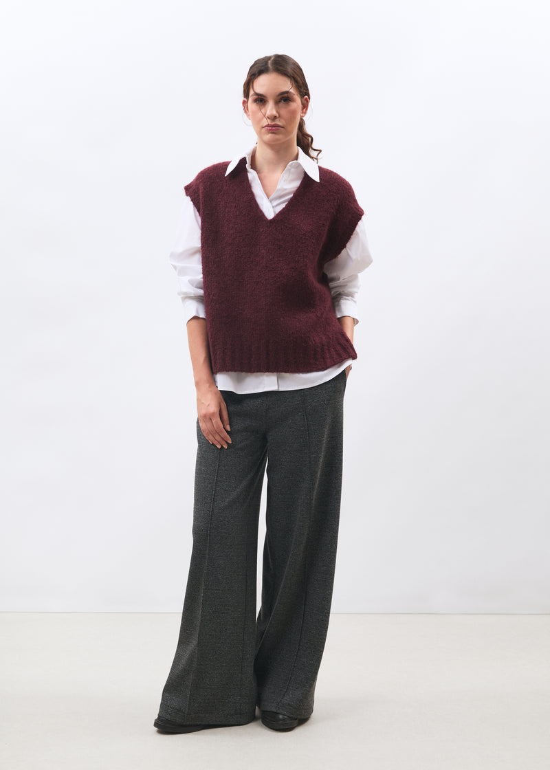 Pull bordeaux sans manches en maille bouclette col V - BORDEAUX#couleur_BORDEAUX