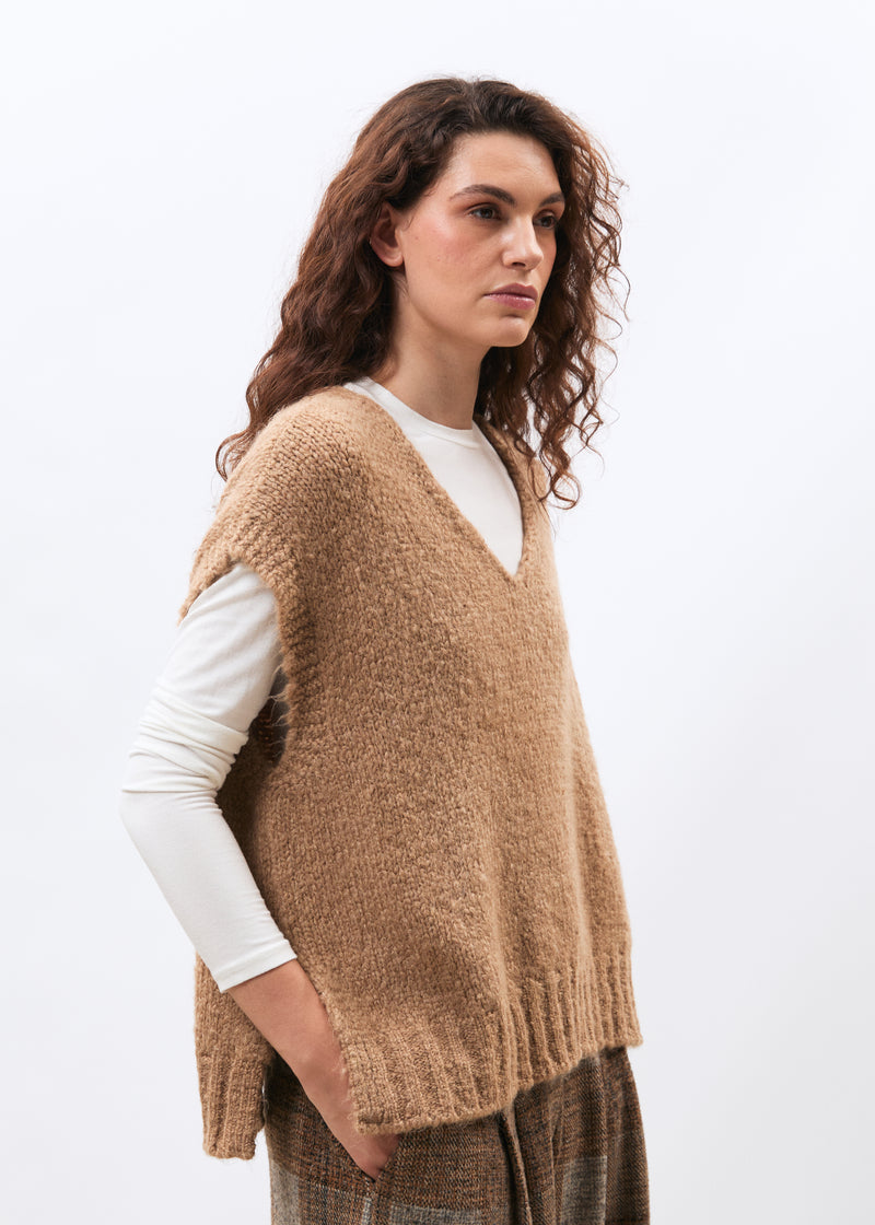 Pull terracotta sans manches en maille bouclette col V - SIENNE#couleur_SIENNE